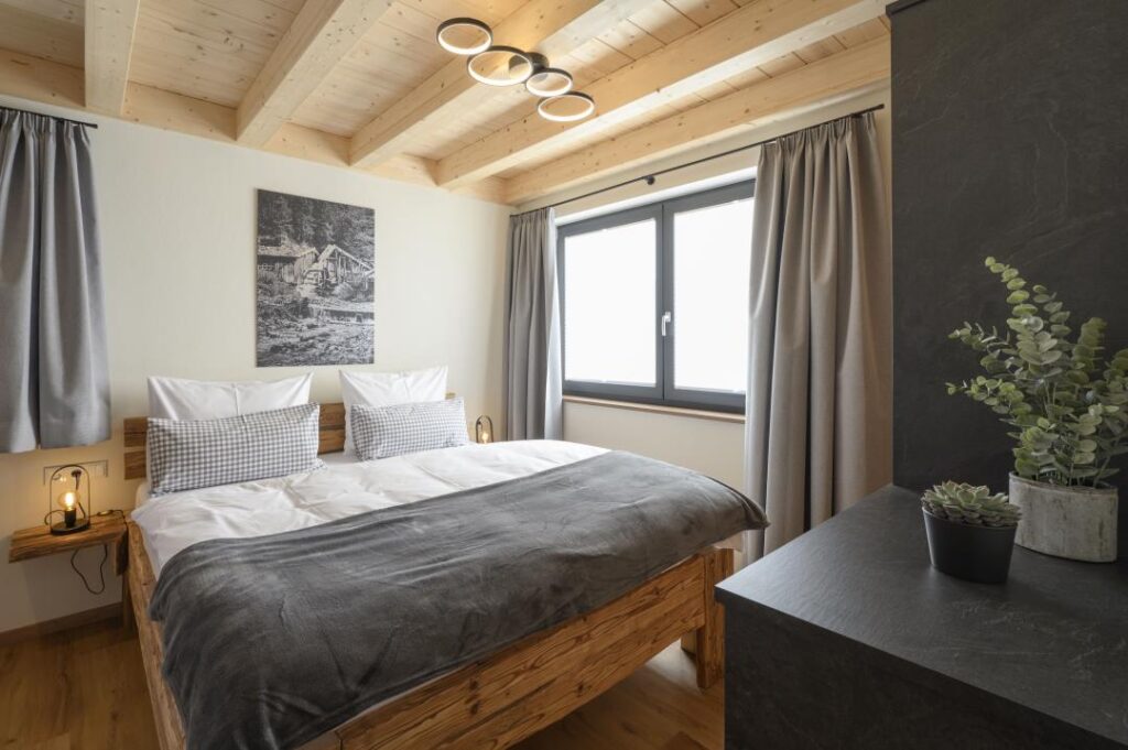 Alpin modernes Schlafzimmer_Wetzstoa Chalet