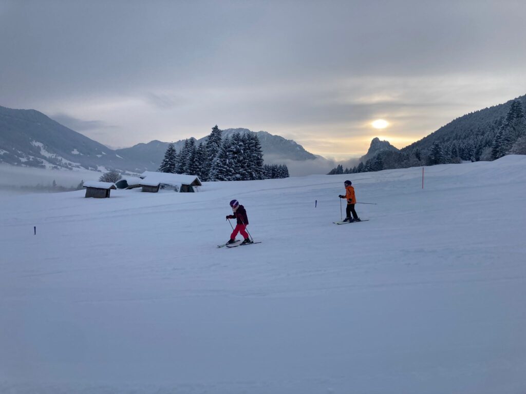 Kinder beim Skifahren_Unterammergau