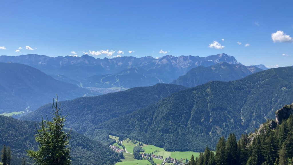 Sommerlicher Ausblick ins Tal_Unterammergau