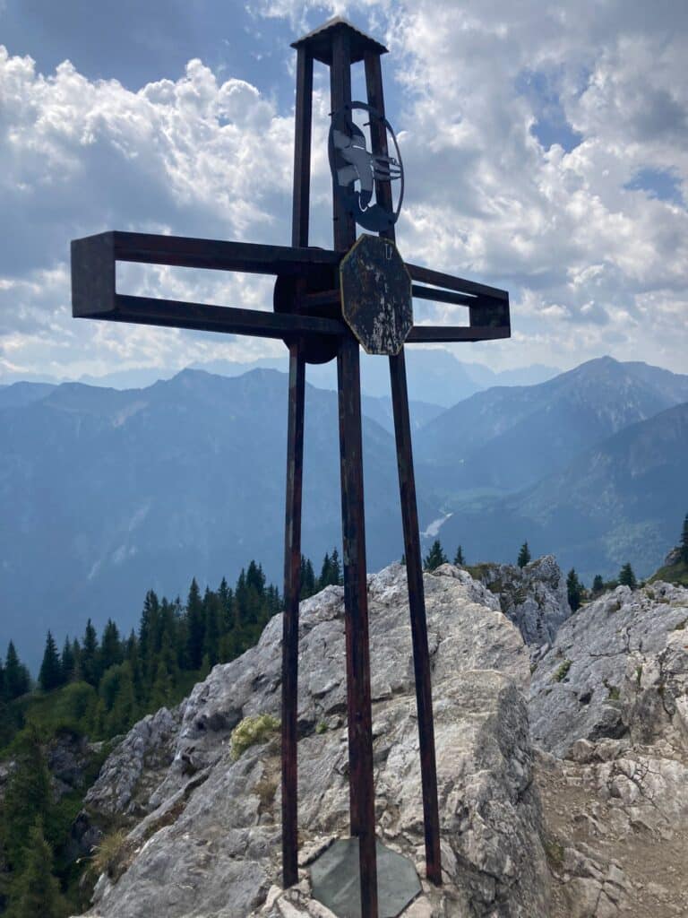 Berggipfel mit Kreuz