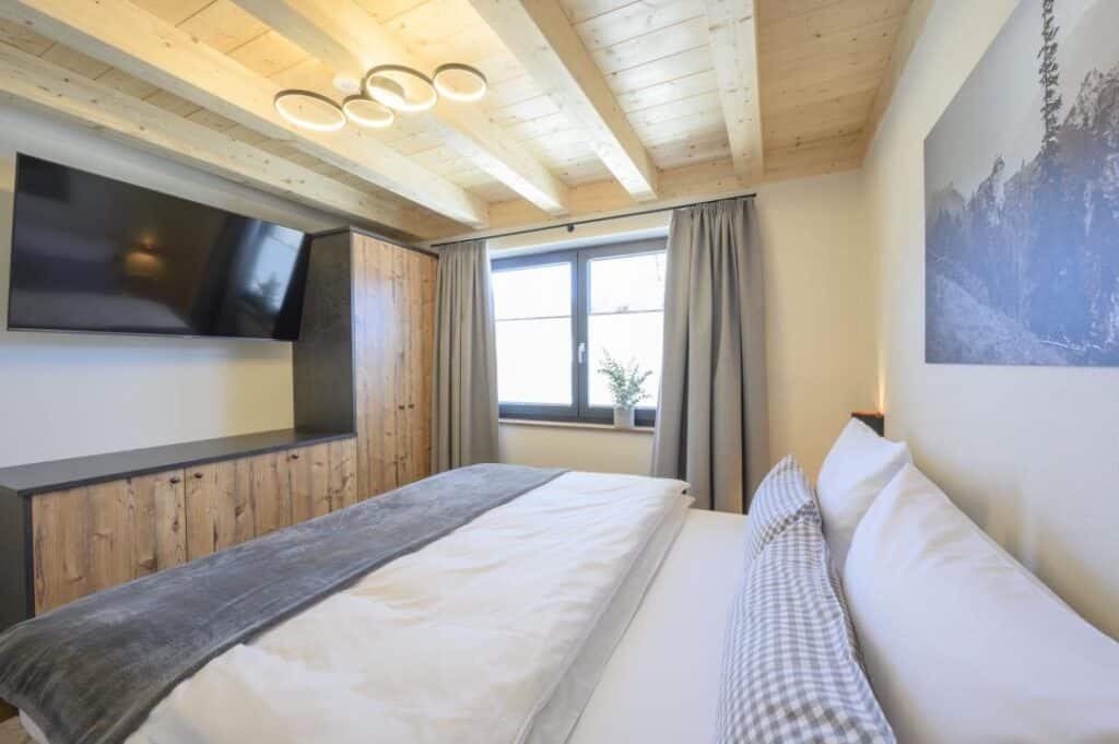 Schlfzimmer mit Doppelbett und Fernseher_ Wetzstoa Chalet