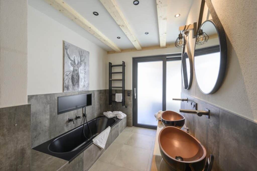 Wellnessbad mit Badewanne und zwei Waschbecken_Wetzstoa Chalet